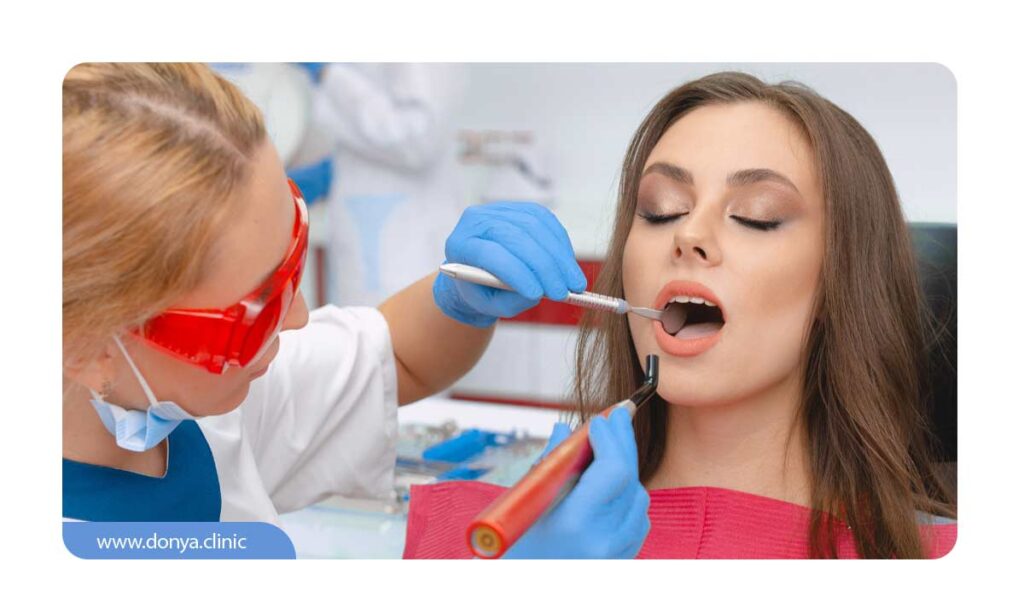 تصویر دندانپزشک در حال ترمیم دندان های بیمار