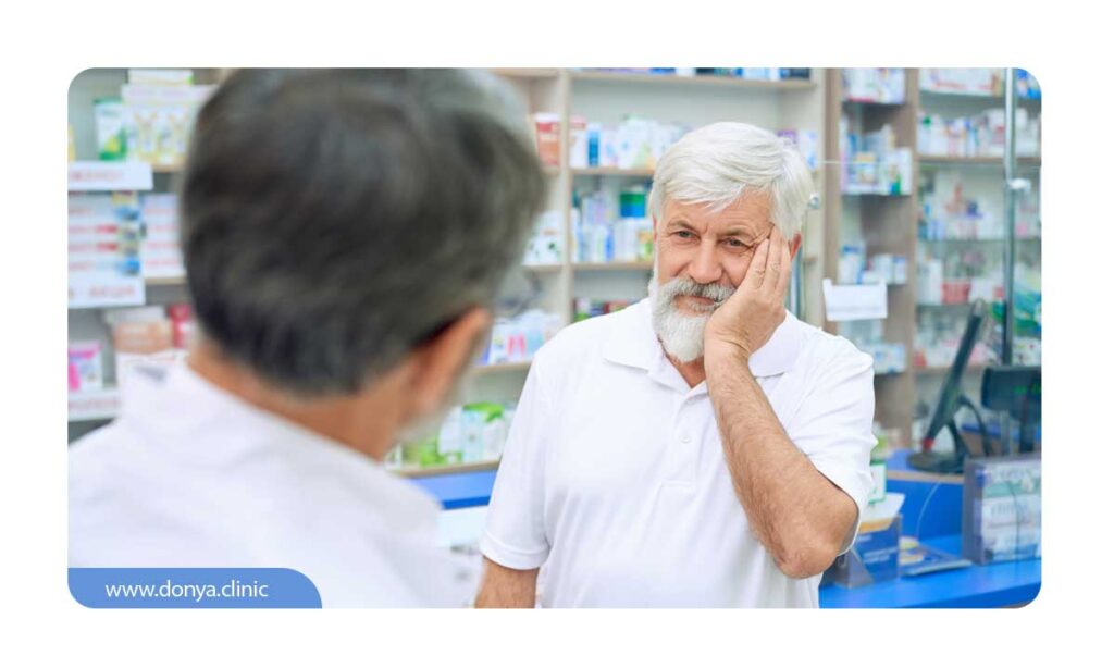 تصویر پیرمردی در داروخانه برای خرید قرص چرک خشک کن قوی برای عفونت دندان